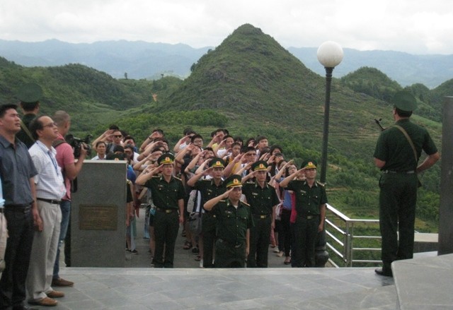 越侨青年代表团参观同文岩石高原  - ảnh 1