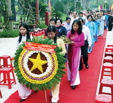 茶荣省数千居民上香祭祀胡志明主席 - ảnh 1