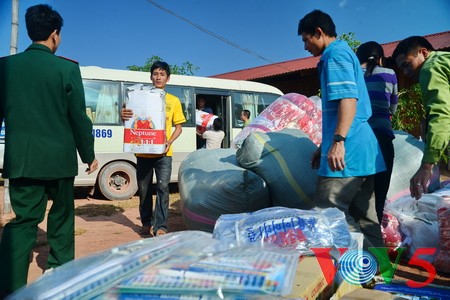 VOV5代表团探望奠边省山区少数民族贫困户和儿童 - ảnh 1