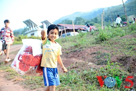 VOV5代表团探望奠边省山区少数民族贫困户和儿童 - ảnh 15