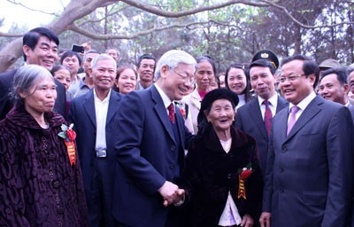 越共中央总书记阮富仲出席巴维县植树节 - ảnh 1