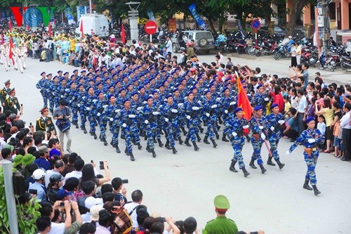 奠边府大捷60周年纪念集会、阅兵式和群众游行全景 - ảnh 16