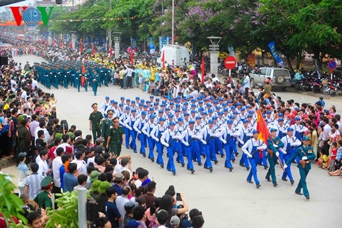 奠边府大捷60周年纪念集会、阅兵式和群众游行全景 - ảnh 17