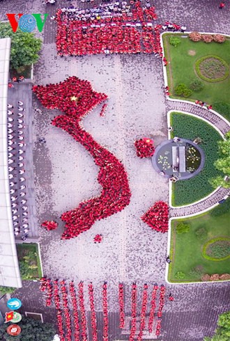 河内外贸大学师生排成越南地图肯定越南海洋海岛主权 - ảnh 1