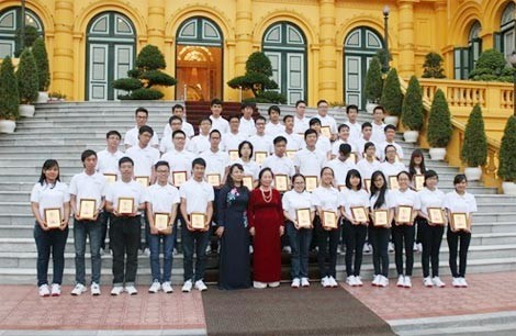 越南国家副主席阮氏缘会见国际奥林匹克学科竞赛获奖学生代表团 - ảnh 1