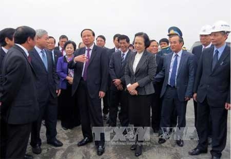 越共中央组织部部长苏辉若向海防市吉碑国际机场建设项目施工单位祝贺新年 - ảnh 1