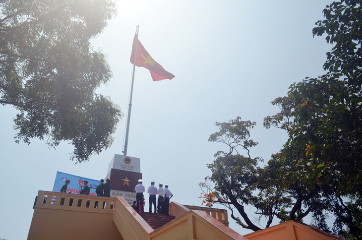 祖国主权旗台在广宁省陈岛落成 - ảnh 1