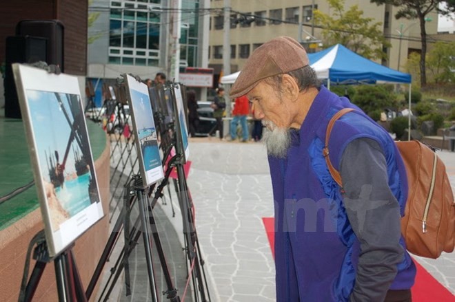 韩国举行中国在东海非法填海造岛活动的图片展 - ảnh 1