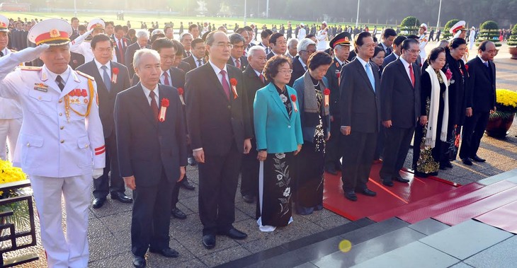 出席越南第9次全国爱国竞赛大会的代表入陵瞻仰胡志明主席遗容 - ảnh 1