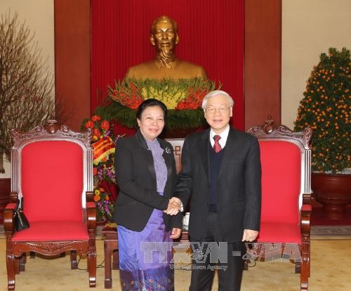 越共中央总书记阮富仲会见老挝人民革命党中央总书记特使顺通 - ảnh 1