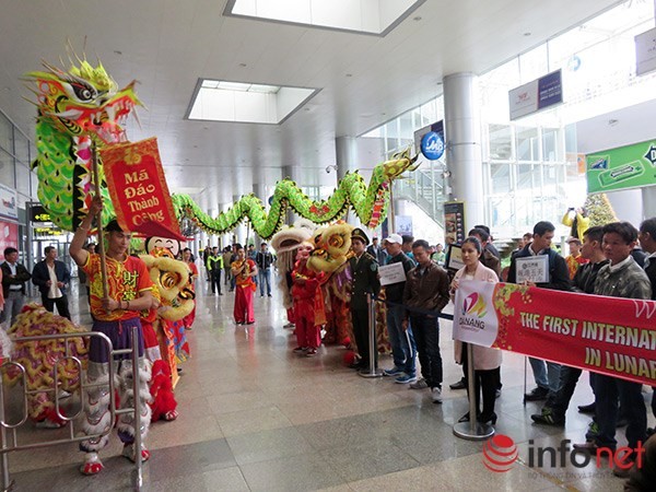 越南各地迎接丙申春节的第一批国际游客 - ảnh 1