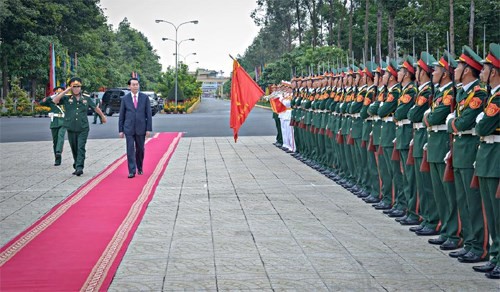 陈大光探望第九军区武装力量并拜年 - ảnh 1