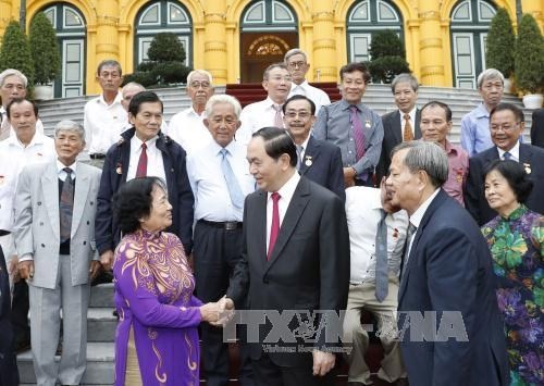 陈大光会见T4安全情报机关老干部 - ảnh 1