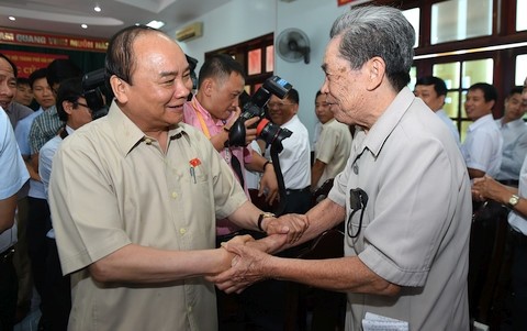  阮春福与海防市图山郡选民接触 - ảnh 1