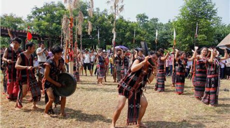 越南民族旅游文化村举行多项活动庆祝国际儿童节 - ảnh 1