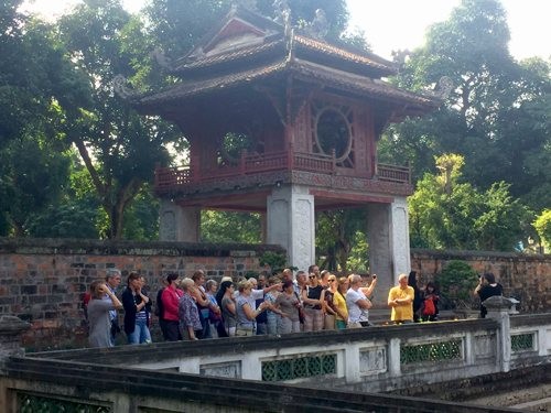 4.30和5.1假期  各个旅游景点接待众多游客 - ảnh 1