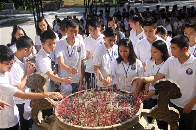 越侨青年和大学生在长山国家烈士墓园上香感恩英烈 - ảnh 1