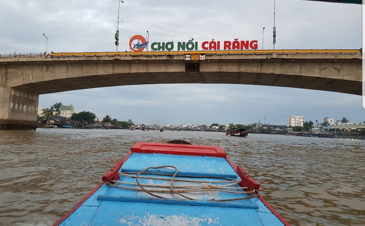 芹苴市充满吸引力的旅游目的地——丐冷水上集市 - ảnh 1