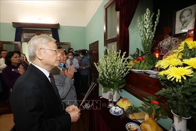 越共中央总书记、国家主席阮富仲上香缅怀胡志明主席 - ảnh 1