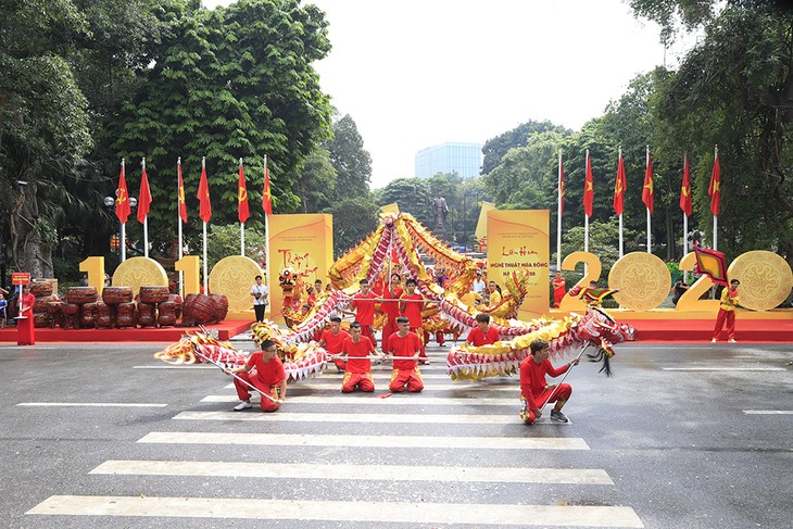 河内隆重庆祝一系列重大事件 - ảnh 1