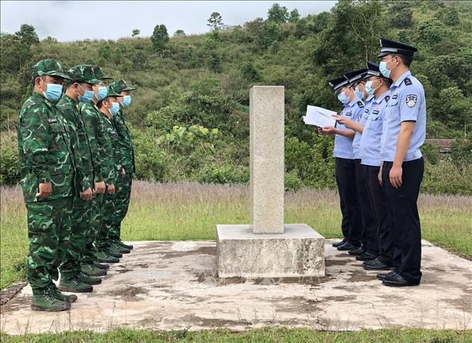 越中举行边境会晤和联合巡逻活动 - ảnh 1