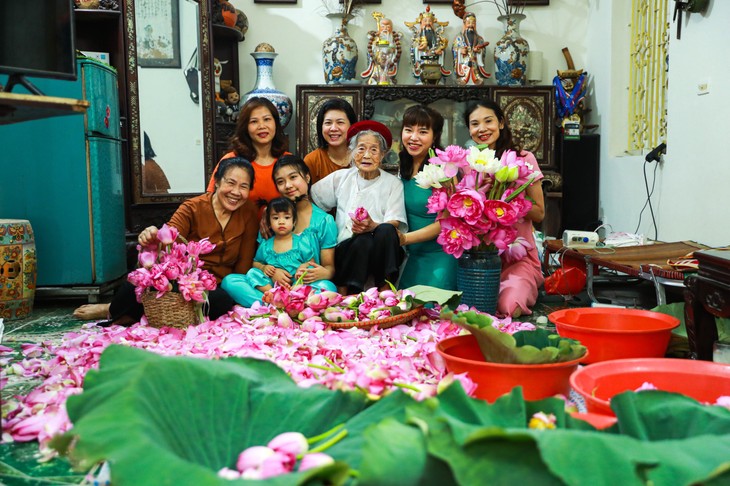 品西湖莲花茶、探究河内文化 - ảnh 1