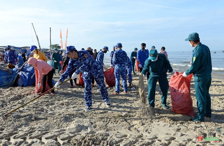 越南海上警察第三区在巴地头顿省举行“海警与渔民同行”活动 - ảnh 1