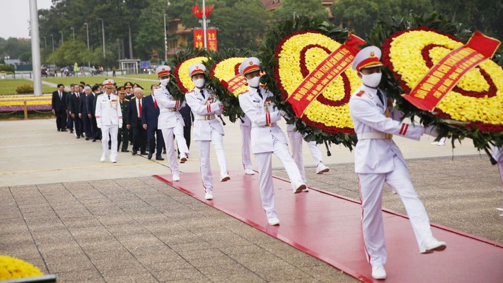 越南党和国家领导人入陵瞻仰胡志明主席遗容 - ảnh 1