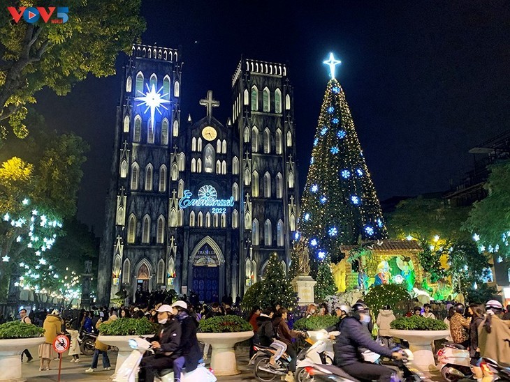 喜迎圣诞，河内街道装扮得五光十色 - ảnh 13