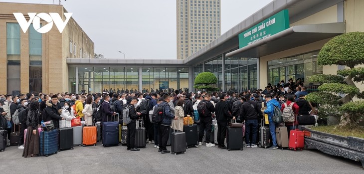 中国全面恢复通关的第一天：越南广宁和谅山两省国际口岸逐渐恢复出入境活动 - ảnh 1