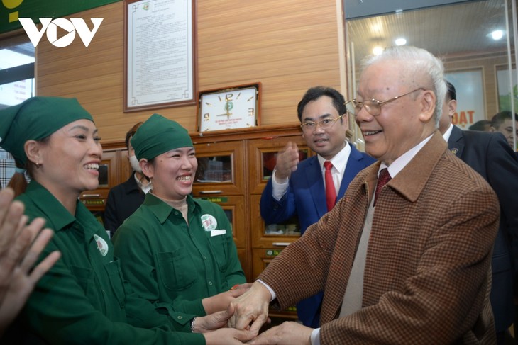  越共中央总书记阮富仲视察太原省 - ảnh 1