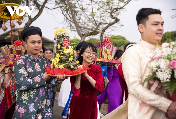 敬献春色仪式：将各地物产奉祭先辈 - ảnh 2