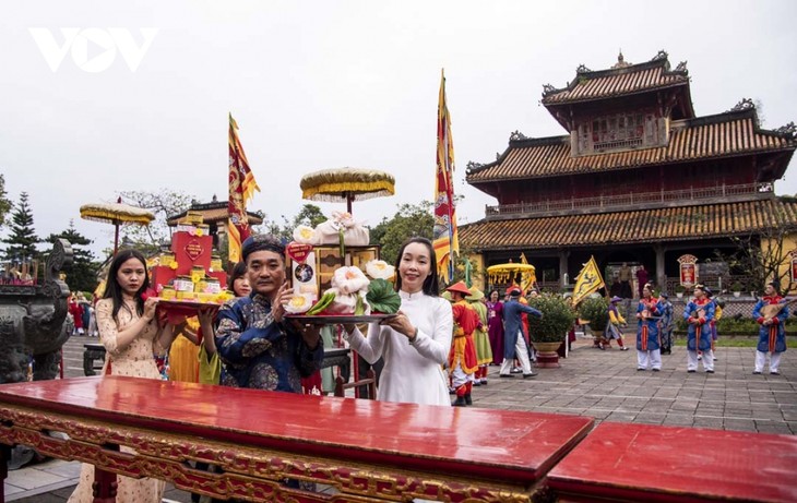 敬献春色仪式：将各地物产奉祭先辈 - ảnh 9