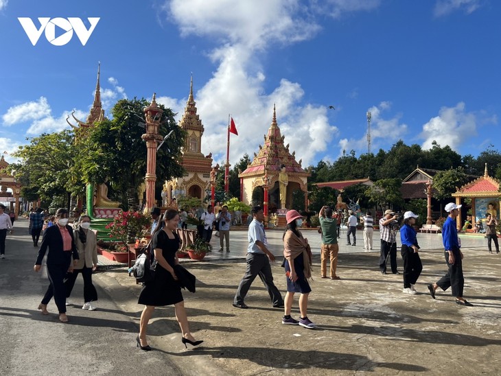 九龙江平原地区旅游景点春节期间吸引大量游客 - ảnh 1