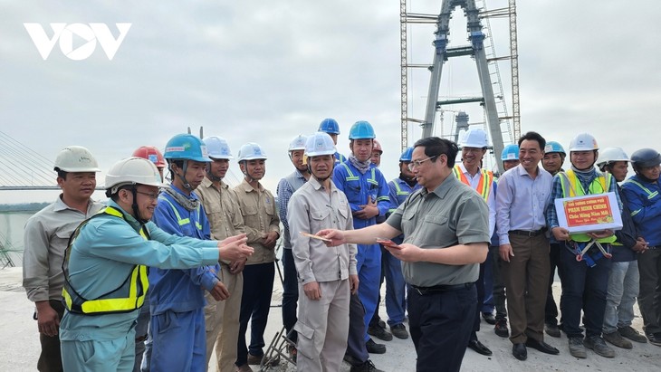 范明政总理视察九龙江平原地区高速公路项目 - ảnh 1