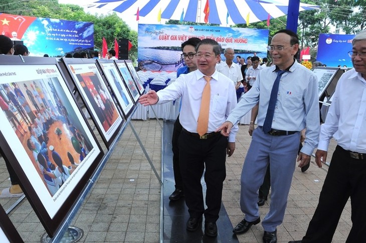 “越南律师与祖国岛屿”摄影周在芹苴市举行 - ảnh 1