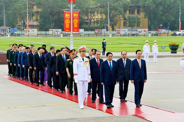 党和国家领导人入陵瞻仰胡志明主席遗容 - ảnh 1