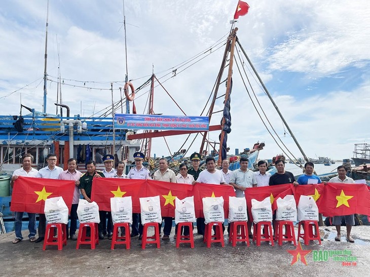 越南海上警察力量与渔民并肩同行 - ảnh 1