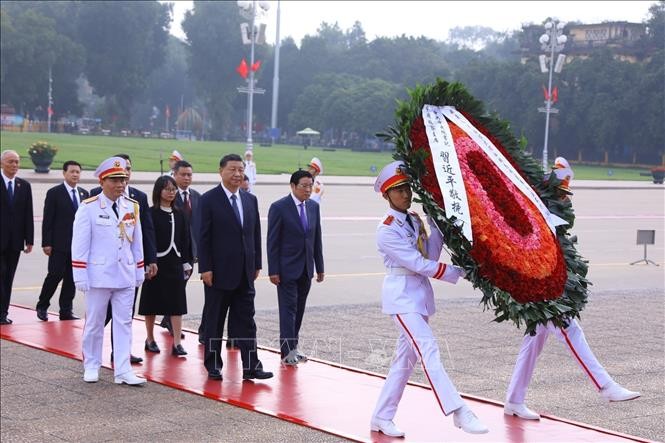 中共中央总书记、国家主席习近平敬献花圈和入陵瞻仰胡志明主席遗容 - ảnh 1