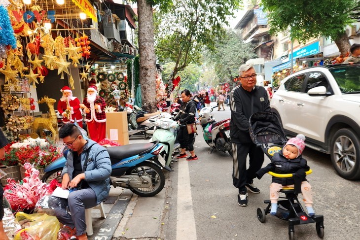 圣诞气息弥漫河内大街小巷 - ảnh 12