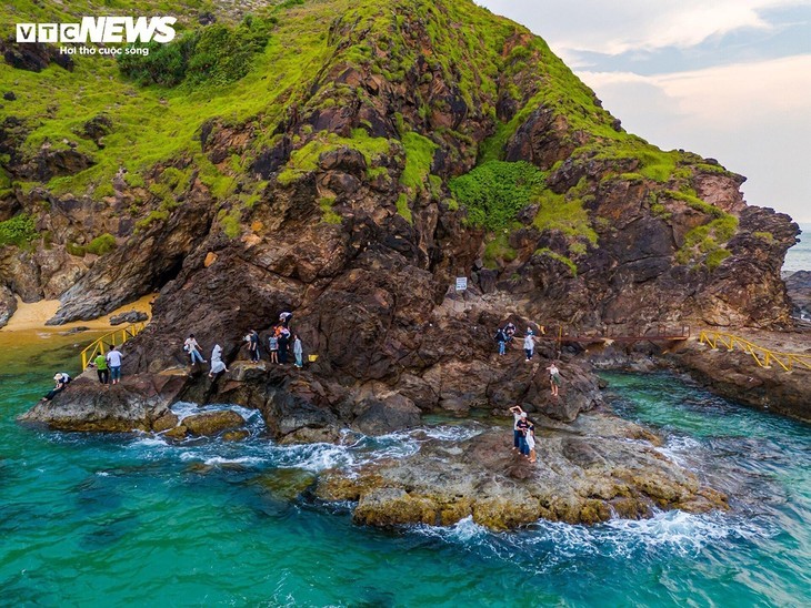 怀海崖壁：平定省颇受欢迎的原始风貌旅游景点 - ảnh 2