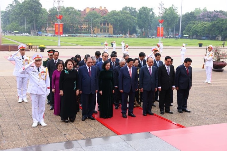 越南党和国家领导人入陵瞻仰胡志明主席遗容 - ảnh 1