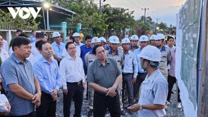  范明政视察芹苴市交通基础设施和应对气候变化项目 - ảnh 1