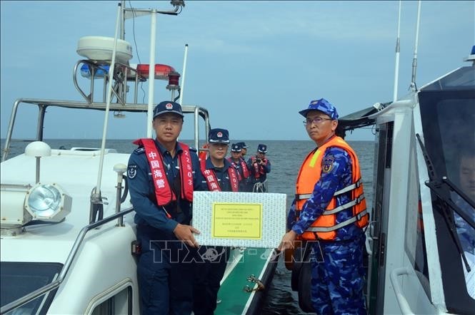 越中海警在北部湾分界线邻近海域进行联合巡逻 - ảnh 1