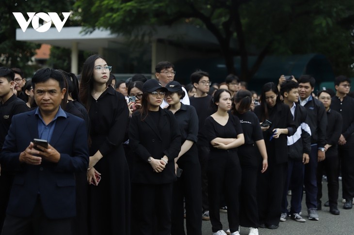 越南人民和国际友人继续吊唁阮富仲总书记 - ảnh 5