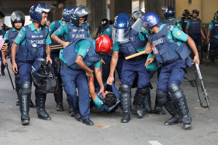 骚乱导致近100人死亡，孟加拉国实施宵禁 - ảnh 1