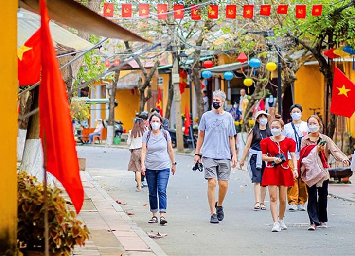 尽管正值旅游淡季，但国际游客仍纷至沓来 - ảnh 1