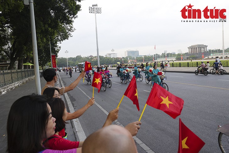 连接河内旅游和遗产的奥黛巡游 - ảnh 1