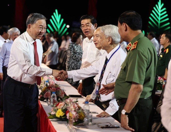 苏林在金瓯省出席南方干部、学生赴北方集结70周年纪念大典 - ảnh 1