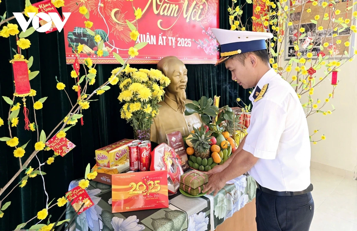 同驻守西南部海域的海军指战员一起包粽子、庆新年 - ảnh 11